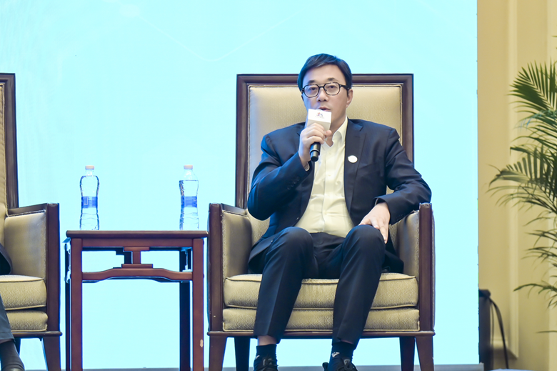 邓中翰院士应邀出席数字中国建设峰会